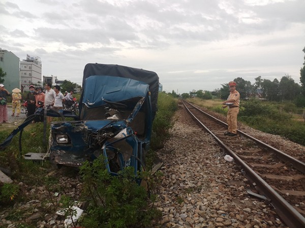 Đà Nẵng: Tàu hỏa tông ô tô tải, tài xế và phụ xe văng ra ngoài