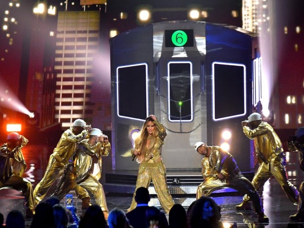 Bạn có biết các trang phục tại #VMAs năm nay của Jennifer Lopez cầu kỳ thế nào không?