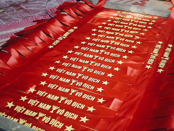 Công xưởng tăng tốc, thức trắng đêm làm cờ Tổ quốc cổ vũ Olympic Việt Nam