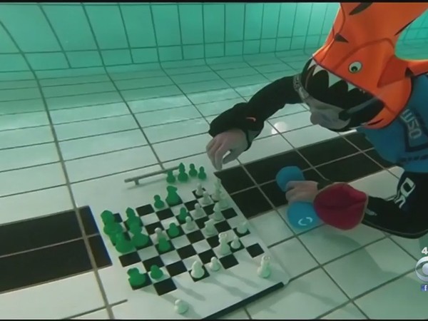 Khám phá cuộc thi kỳ lạ: Vừa lặn vừa đánh cờ vua