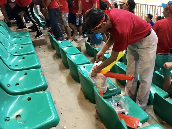 Cổ động viên Việt Nam ở lại sân nhặt rác sau trận thua của đội Olympic
