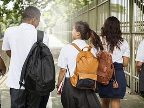 Báo chí Anh cảnh báo xu hướng teen LGBTQ tự làm tổn thương bản thân