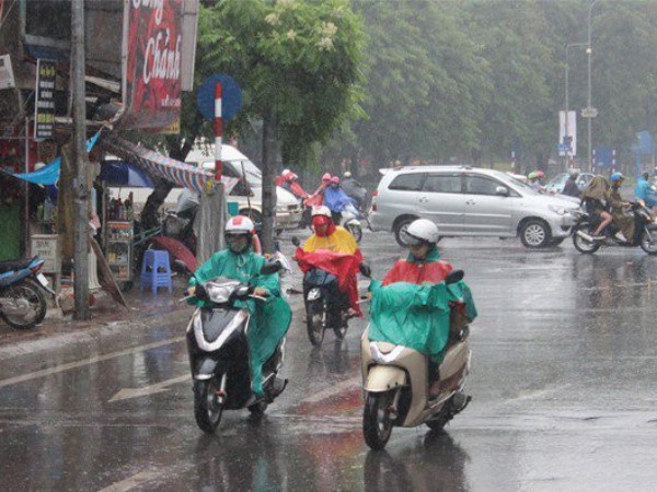 Hà Nội: Trời mưa, giá ship tăng "vô tội vạ", quãng đường 2 km lấy 50 ngàn đồng