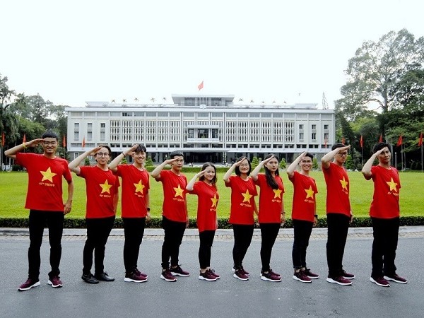 Đoàn đại biểu SSEAYP Việt Nam mừng Quốc khánh với "Quốc kỳ ôm trọn Việt Nam"