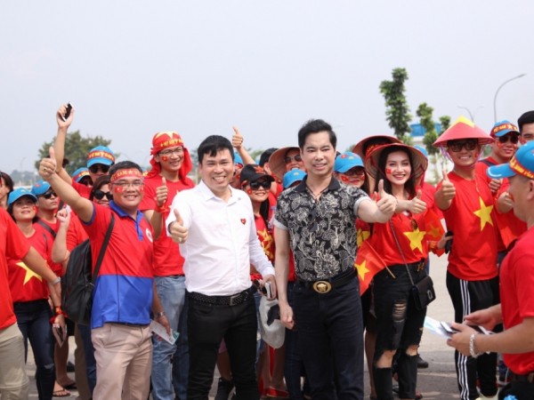 Ngọc Sơn cùng học trò Michael Lang thưởng nóng 250 triệu cho đội tuyển Olympic Việt Nam