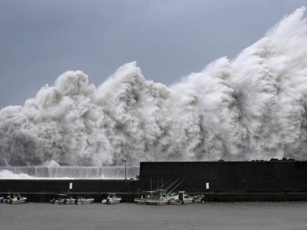 Kinh hoàng siêu bão Jebi tiến vào Nhật Bản - cơn bão mạnh nhất trong 25 năm qua