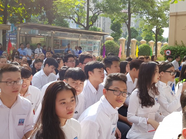 Trong sắc trắng tinh khôi, học sinh trường Nguyễn Siêu chào đón năm học mới