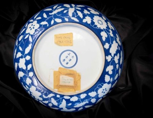 Có ai ngờ: Cái đĩa mẻ cũ rích trong bếp nhà bạn có thể mang về 3 tỉ đồng đấy!