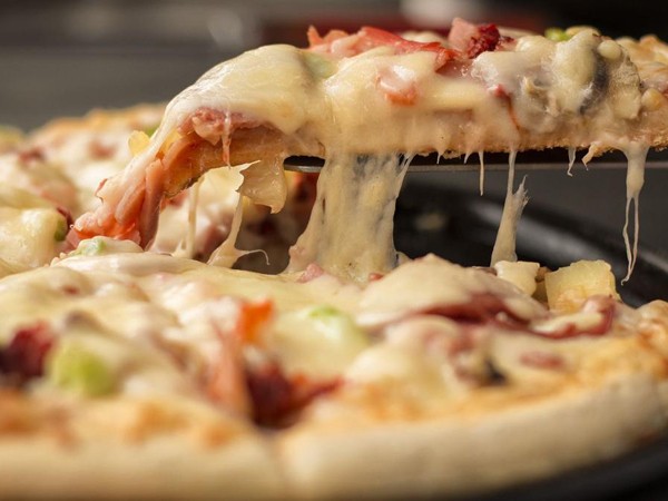 Đổ xô đi xăm logo hãng pizza để được ăn miễn phí trọn đời