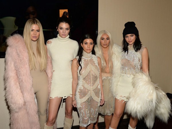 Chẳng riêng gì Kendall Jenner, chị em nhà Kardashian đều không ngại chụp ảnh "hở bạo"
