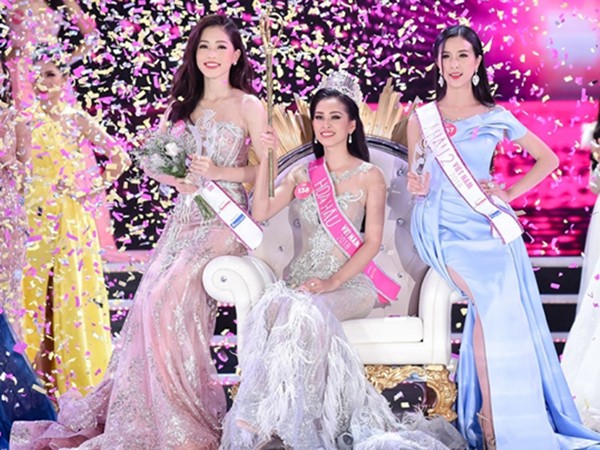 Hàng loạt Facebook giả mạo Tân Hoa hậu Trần Tiểu Vy sau khi đăng quang
