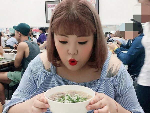 "Thánh ăn triệu view" Yang Soo Bin gây sốt vì clip ăn ngon lành món Hàn ở Việt Nam