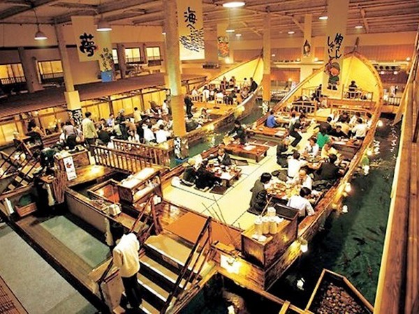 Độc đáo nhà hàng Nhật buộc thực khách tự “đánh bắt” thức ăn cho mình