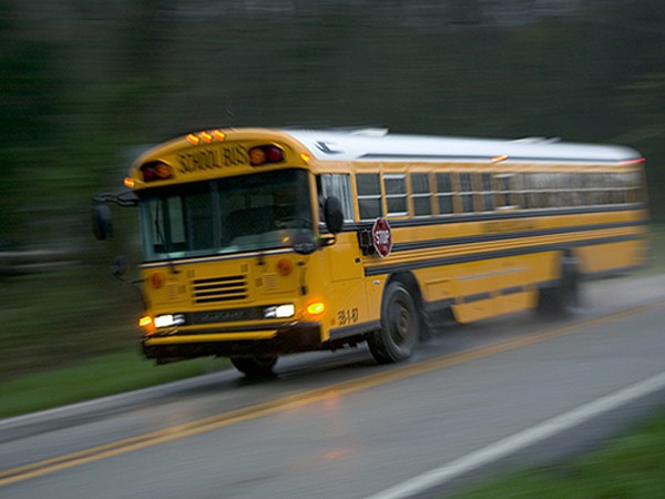 Mỹ: Tài xế xe buýt bị bắt vì để cho 3 học sinh cầm lái thay mình