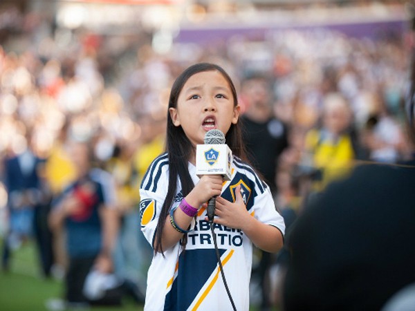 Cô gái 7 tuổi khiến cả thế giới phát cuồng khi say sưa hát quốc ca