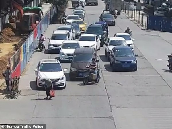 Người đàn ông lái xe máy "dọn đường" cho cụ bà gây sốt mạng xã hội