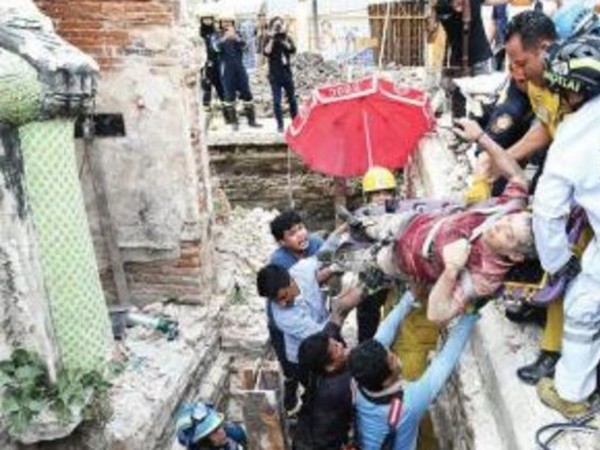 Sập đền trăm tuổi ở Bangkok, 12 công nhân bị chôn vùi