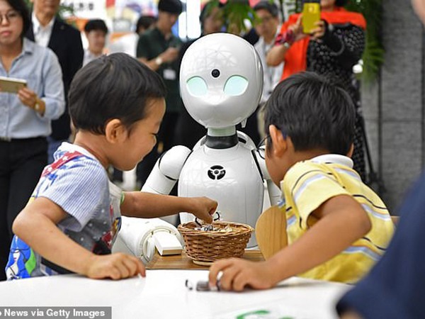 Nhật Bản: Thú vị quán cà phê sử dụng robot để làm bồi bàn