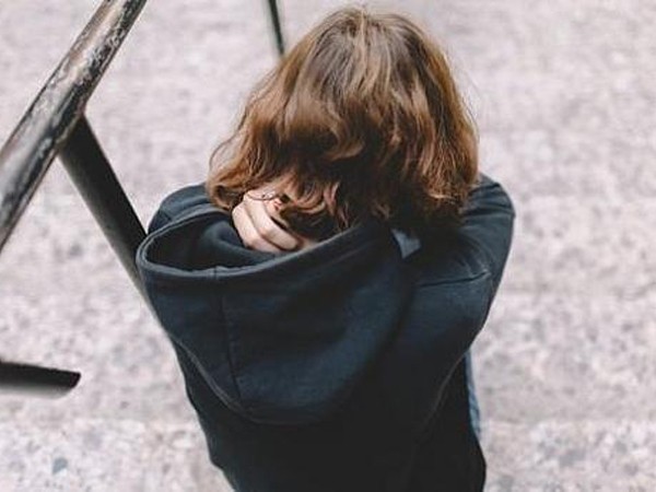 Tự ti về ngoại hình khiến hàng nghìn thiếu nữ Anh có hành vi ngược đãi bản thân