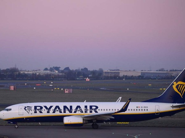 Ireland: Bị trễ chuyến, du khách nam chạy đuổi theo máy bay yêu cầu phi công mở cửa