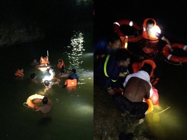 Hàng chục cảnh sát tìm kiếm 2 học sinh đuối nước trong đêm tối