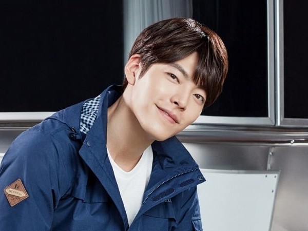 Fan giật mình khi thấy Kim Woo Bin lặng lẽ xuất hiện tại một phòng khám