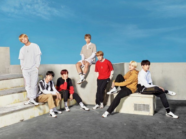 K-ARMY phẫn nộ khi concert của BTS chìm trong cơn mưa ném đồ lên sân khấu