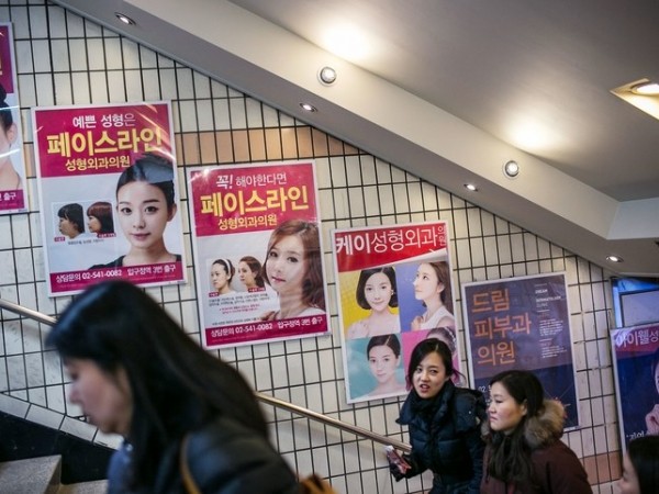 Quảng cáo phẫu thuật thẩm mỹ tràn lan ở ga tàu khiến dân Hàn cũng phải xấu hổ