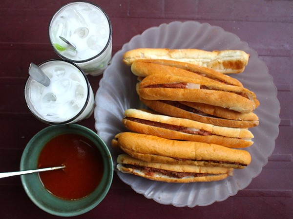 Bánh mì cay Hải Phòng: Cay nồng, giòn thơm thỏa cơn đói