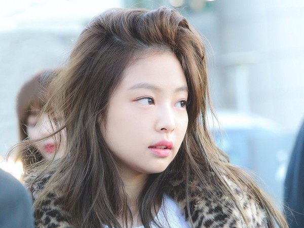 Trong khi cả K-Pop chịu cảnh tóc khô, riêng Jennie có mái tóc đẹp đến không tưởng