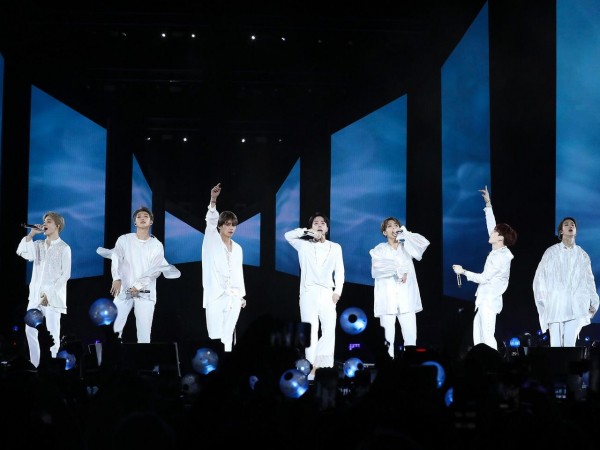 Các thành viên BTS nghĩ gì khi trở thành nghệ sĩ Hàn Quốc đầu tiên tổ chức concert tại SVĐ Mỹ?