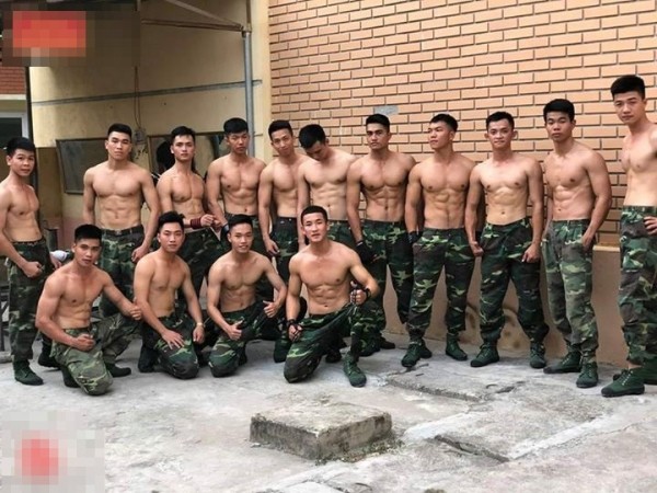 Những chàng lính Việt "6 múi" cực ngầu khiến hội chị em ráo riết truy lùng danh tính
