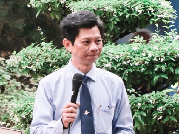 TP.HCM: Thầy hiệu trưởng mới của teen THPT Nguyễn Thượng Hiền được đón tiếp như “ngôi sao hạng A”