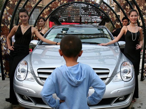Đại gia Trung Quốc bị “tẩy chay” chỉ vì dùng siêu xe đưa con tới trường