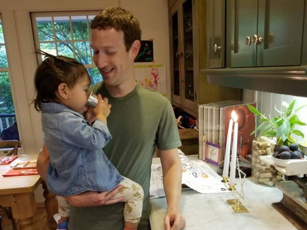 Con gái ông chủ Facebook tưởng cha mình làm việc tại... hiệu sách