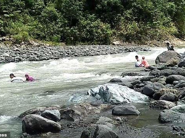 Philippines: Giáo viên bơi qua 14 khúc sông để mang con chữ đến học trò