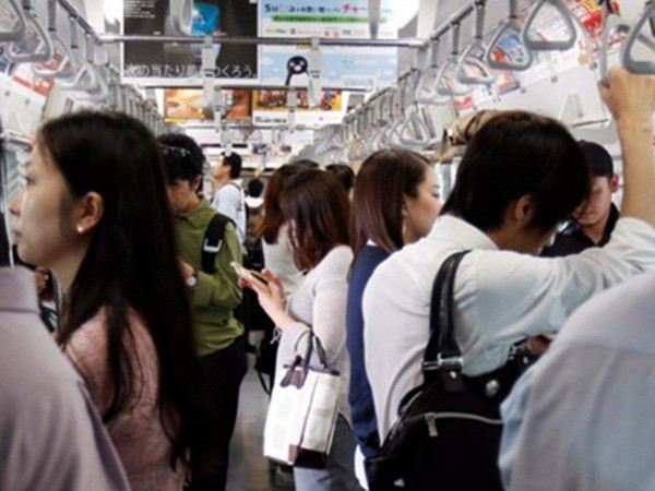 Gần 70% người trẻ Nhật Bản sợ bị người khác nhìn