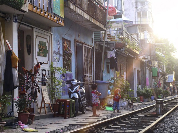 Cận cảnh xóm đường tàu ở Hà Nội gây “sốt” trên báo Tây