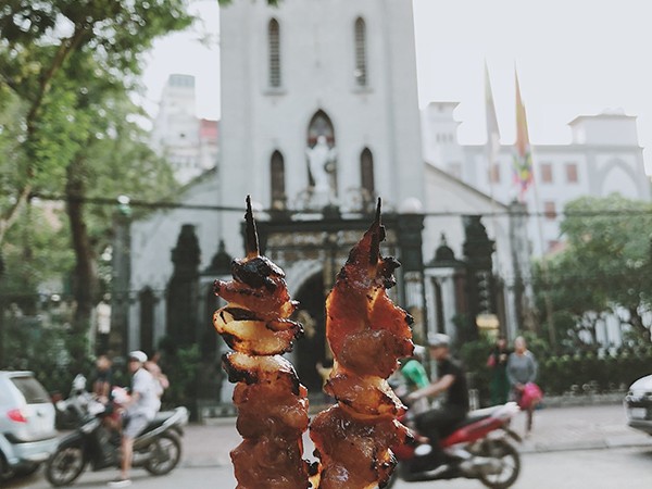 Quán thịt xiên nướng "view nhà thờ" nổi nhất Hà Nội