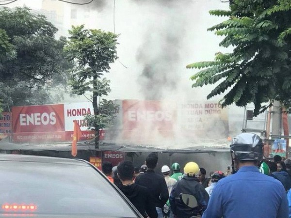 Hà Nội: Sau tiếng nổ lớn, tiệm sửa xe bốc cháy dữ dội, người đi đường hoảng loạn bỏ chạy