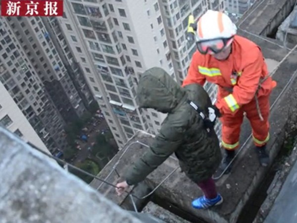 Trung Quốc: Cậu bé 8 tuổi đòi nhảy từ lầu 33 xuống đất vì không muốn đi học