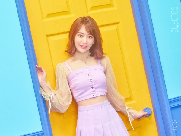Miyawaki Sakura quả là fan cuồng Red Velvet, debut cũng không quên thần tượng