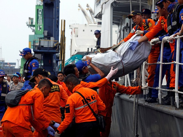 2 ngày sau thảm kịch máy bay rơi: Indonesia vớt được 34 túi thi thể