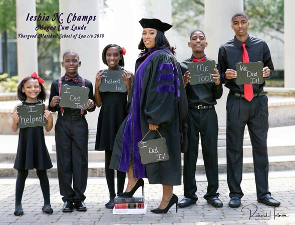 Bức ảnh mẹ đơn thân ngày tốt nghiệp trường Luật cùng 5 đứa con gây “bão mạng”