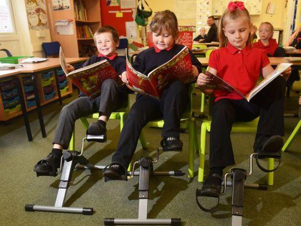 Anh: Học sinh tại ngôi trường này có thể vừa ngồi học vừa đạp xe để chống béo phì