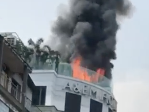 Khách sạn 4 sao ở Sài Gòn cháy lớn, nhiều du khách nước ngoài hoảng loạn