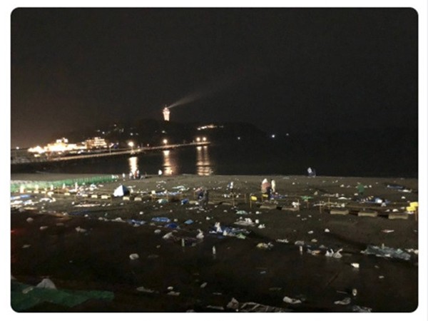 Bãi biển Nhật Bản ngập trong tấn rác sau lễ hội pháo hoa