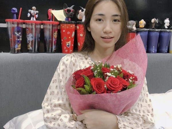 Bạn trai Hòa Minzy chia sẻ hình ảnh nữ ca sỹ tươi tắn trên giường bệnh