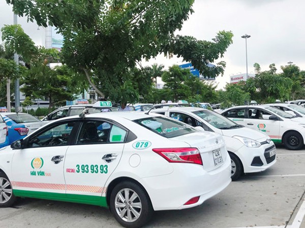 Hàng trăm taxi ngừng chạy ở sân bay Đà Nẵng để phản đối Grab