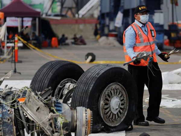 Indonesia mất dấu hộp đen thứ hai của máy bay Lion Air chở 189 người gặp nạn